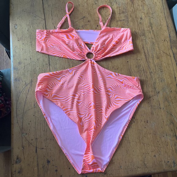⭐️Host Pick⭐️NWT H&M+ High Leg Cut-out Swimsuit Size 3XL - Picture 3 of 5